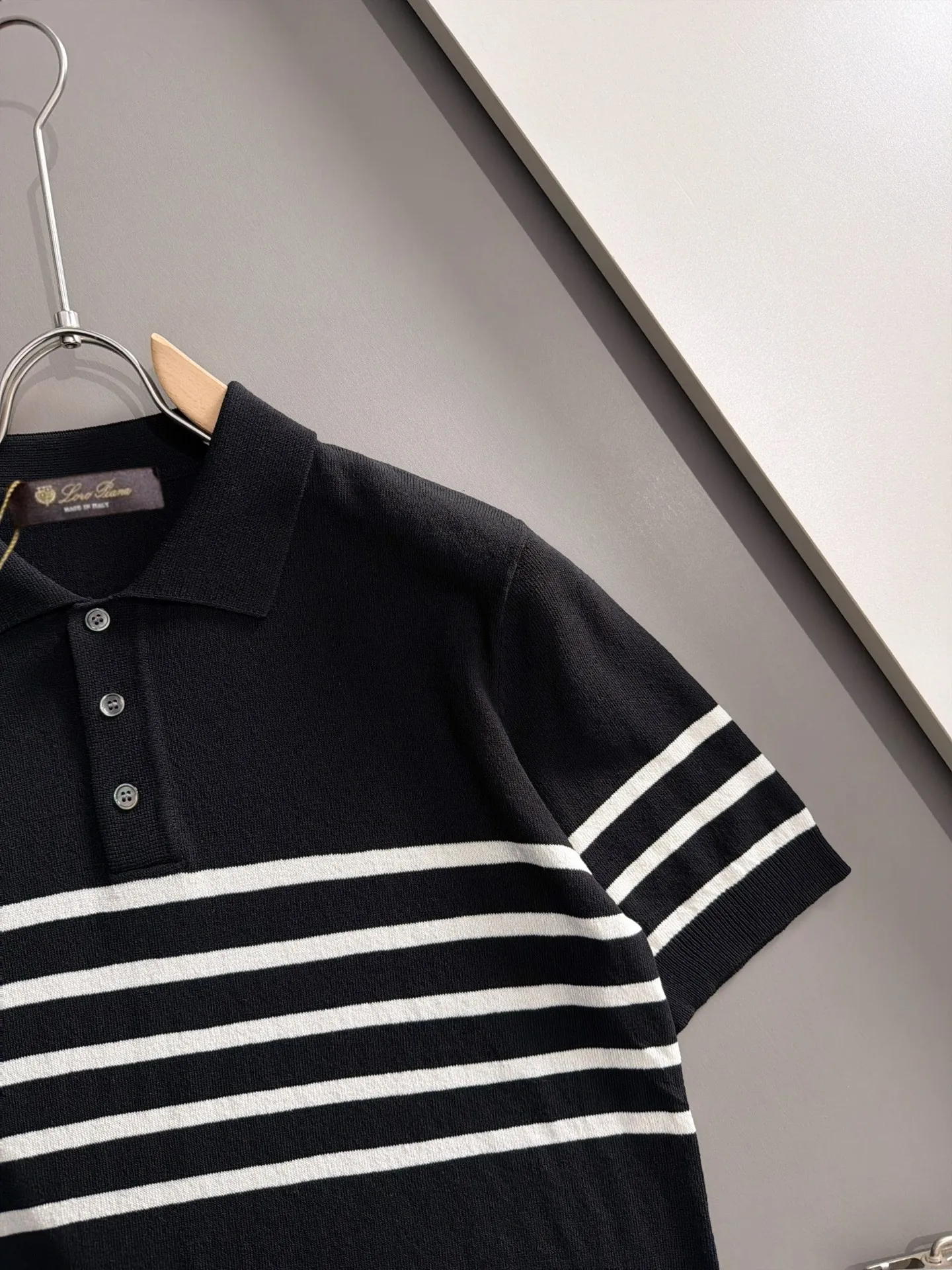 LP high quality Loro Piana 26ss New Arrival men's short-sleeved T-shirt. Made of combed cotton yarn knitted cotton fabric, no pressure when entering and exiting the counter. Exclusive control of raw materials. It feels substantial when weighed, and the upper body is more textured than ordinary T-shirts. This texture can handle the weather easily and is suitable for both hot and cold! Loose fit design, looks noble. The only correct version is available Size: M to 3XL